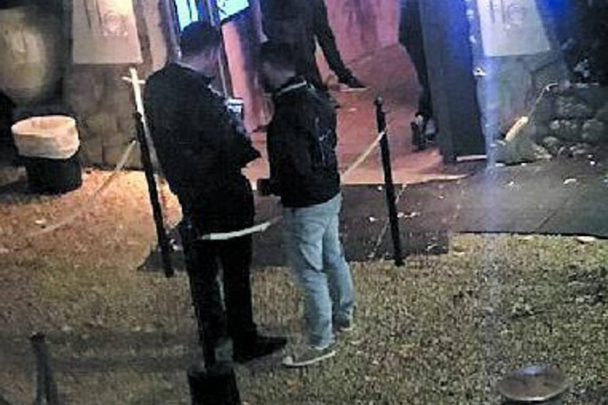 Salerno: ubriaco si schianta contro l'ingresso di un noto locale, 10 feriti