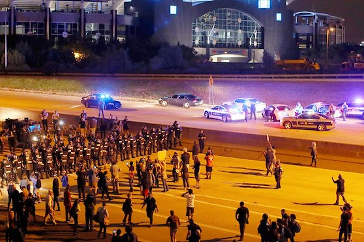 Nuove proteste a Charlotte. Accusata di omicidio colposo l'agente che ha sparato a Tulsa