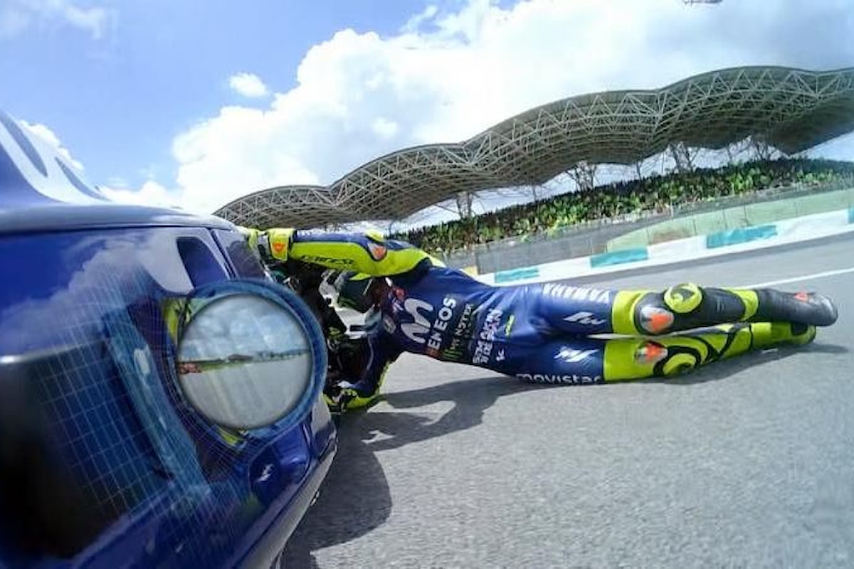 MotoGP, a Sepang Rossi cade e consegna la vittoria a Marquez