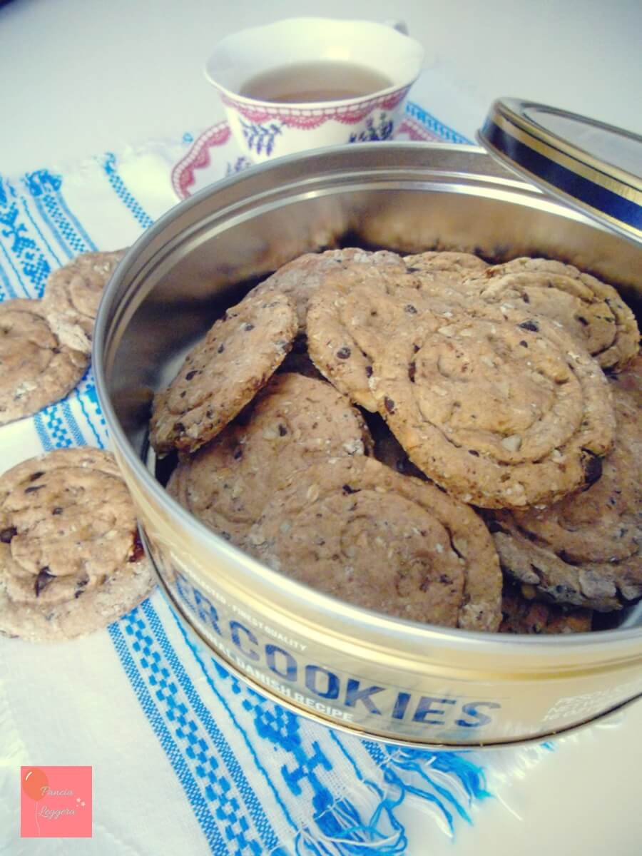 Una ricetta facile e ricca di gusto e benessere: biscotti di farro e fiocchi di avena, arricchiti con cioccolato, mandorle e uvetta